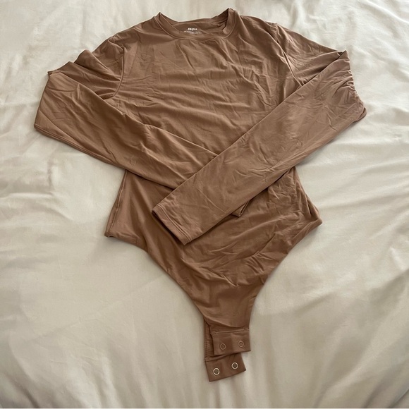NEW SKIMS ESSENTIAL LONG SLEEVE SCOOP NECK BODYSUIT SMALL SIENNA $78 - Picture 4 of 8